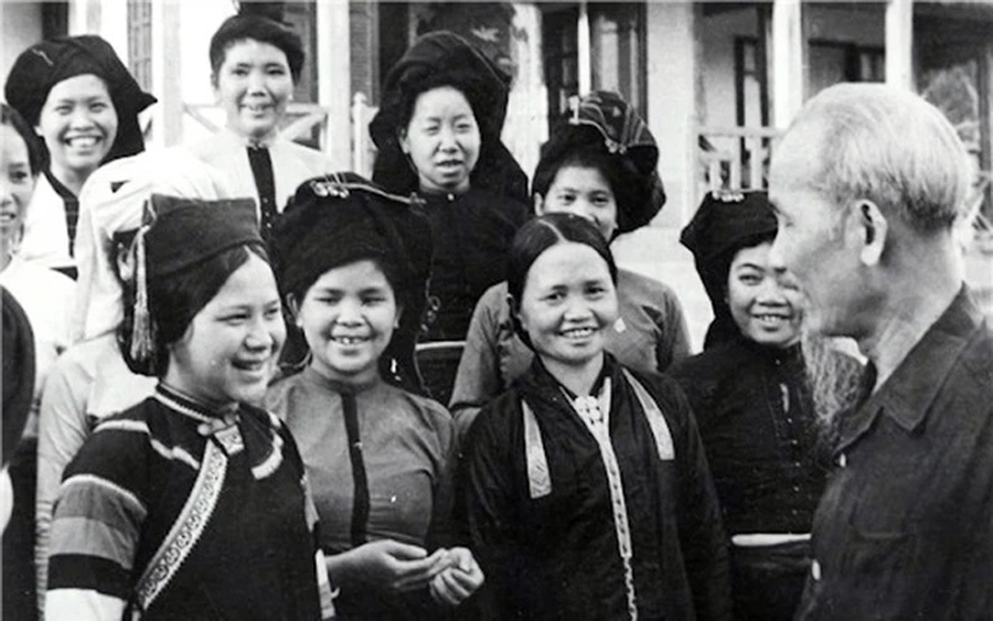 Chủ tịch Hồ Chí Minh với đại biểu phụ nữ các dân tộc Tây Bắc (năm 1959). Ảnh tư liệu