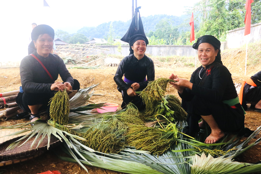 Cốm được làm từ giống nếp đặc sản của địa phương. Thóc để làm cốm được chọn rất cầu kỳ, hạt mẩy và có màu vàng nhạt đều, khi nhấm thử một hạt, vị ngọt mát như sữa lan tỏa khắp đầu lưỡi.