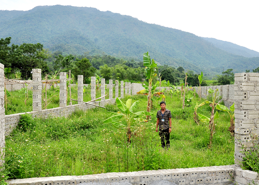 Tình trạng xây dựng trái quy định trên đất trồng lúa ở thôn Thanh Tân, thị trấn Việt Quang cần được xử lý nghiêm.