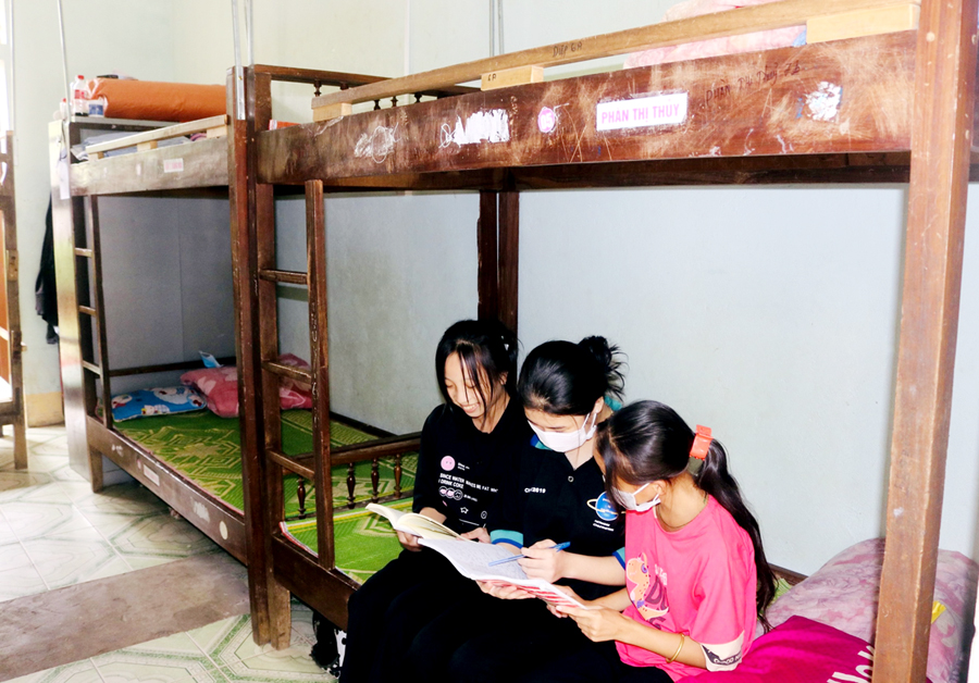 Học sinh Trường PTDT Nội trú - THCS và THPT huyện Vị Xuyên ôn bài.