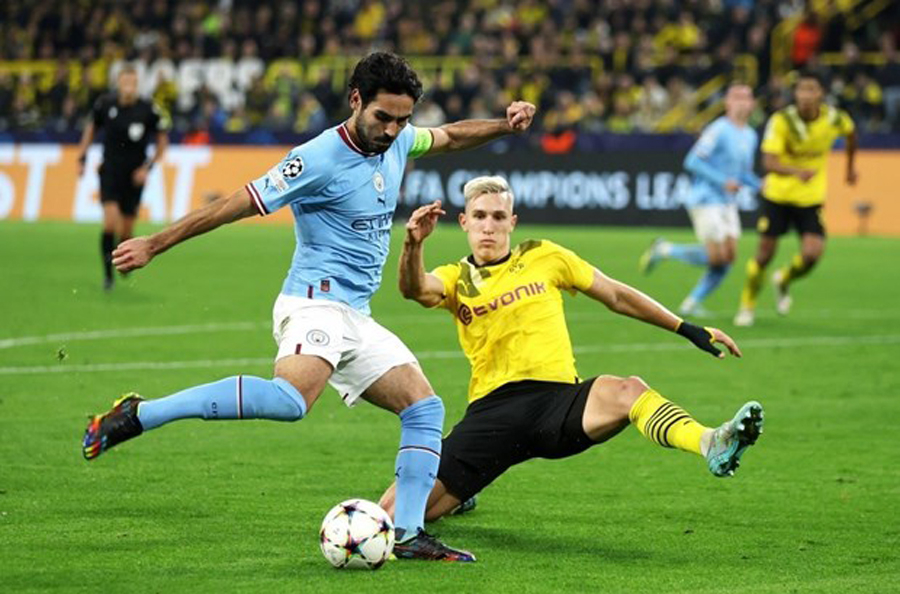 Dortmund (áo vàng) cùng Man City đi tiếp. 