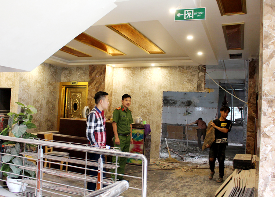 Lực lượng chức năng kiểm tra quá trình sửa chữa quán Karaoke Thủy Tiên, thành phố Hà Giang.
