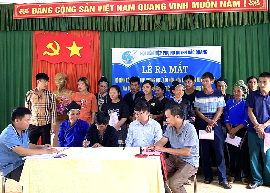 Người dân thôn Pù Ngọm, xã Quang Minh ký kết thực hiện mô hình “Nhà sạch - vườn đẹp”.
