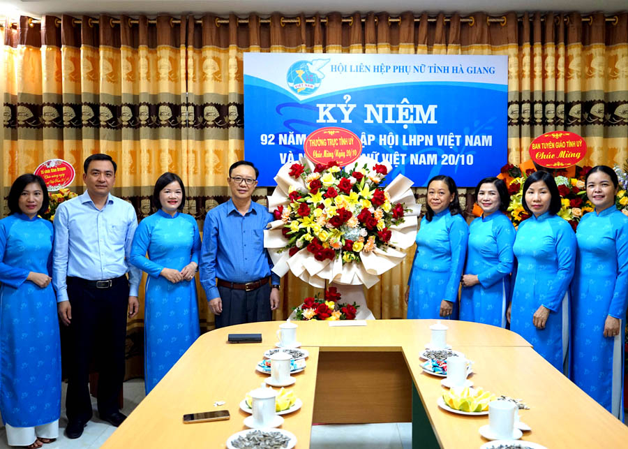 Thay mặt lãnh đạo tỉnh, đồng chí Thào Hồng Sơn tặng lẵng hoa chúc mừng Hội LHPN tỉnh.
