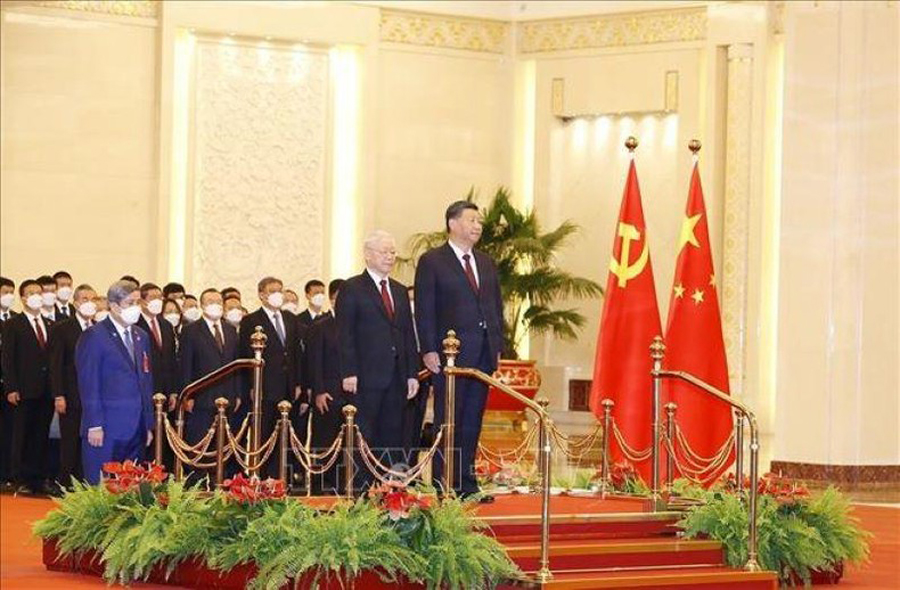 Tổng Bí thư Nguyễn Phú Trọng và Tổng Bí thư, Chủ tịch Trung Quốc Tập Cận Bình trên bục nghe quân nhạc cử Quốc thiều hai nước.