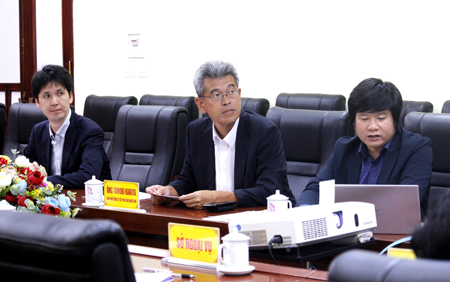 Đại diện Công ty giới thiệu về việc phát triển dự án điện sinh khối tại Hà Giang.
