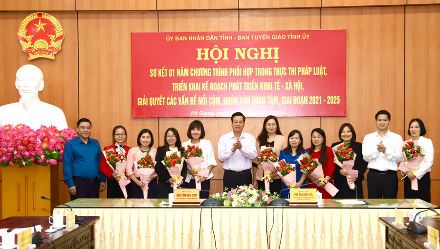 Thường trực UBND tỉnh và lãnh đạo Ban Tuyên giáo Tỉnh ủy tặng hoa chúc mừng các đại biểu nữ nhân ngày 20.10
