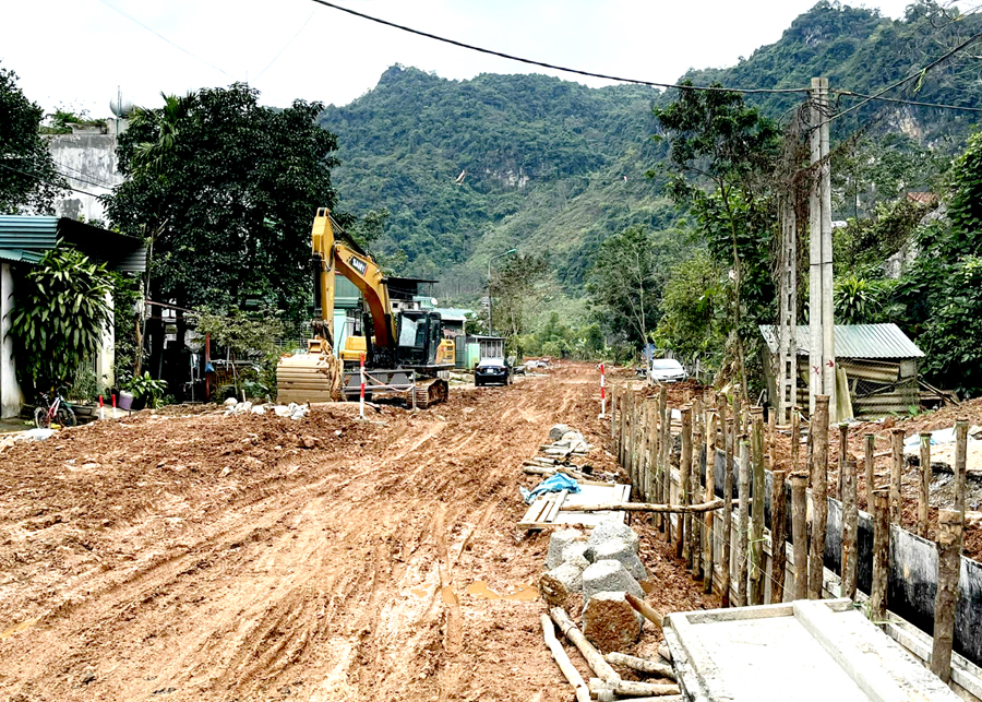 Đơn vị thi công dự án đường Phùng Hưng, thành phố Hà Giang đang huy động máy móc đẩy nhanh tiến độ.
