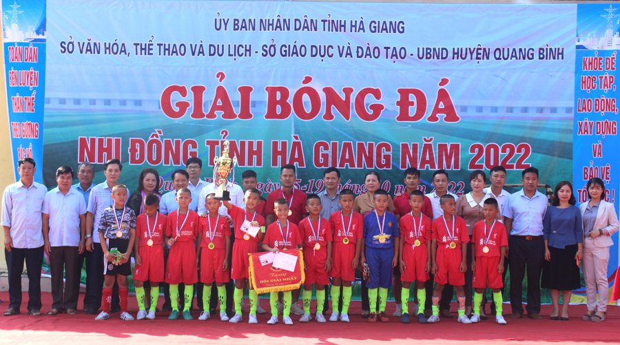 BTC trao giải Nhất và Cúp vô địch cho đội Quang Bình.
