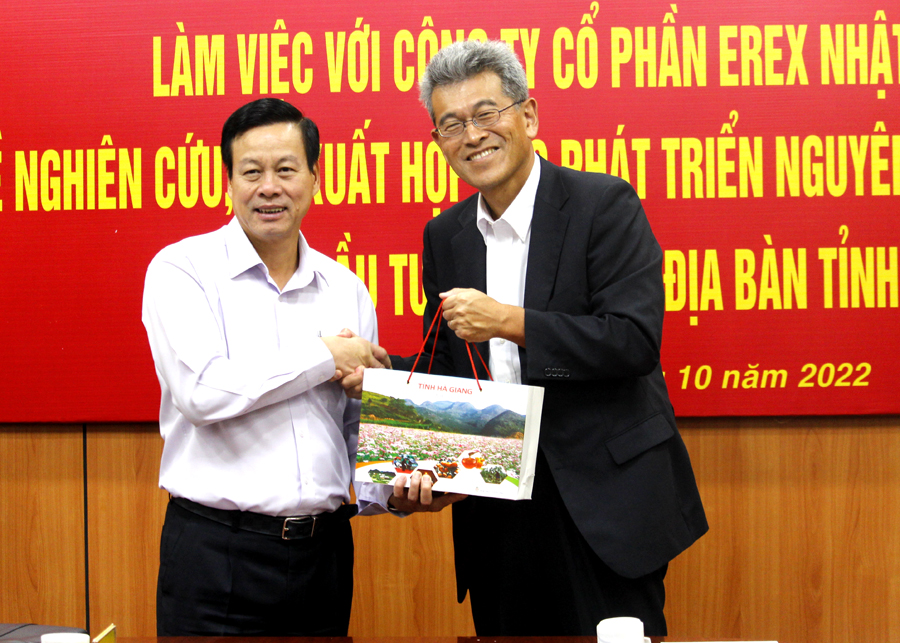 Chủ tịch UBND tỉnh Nguyễn Văn Sơn tặng đại diện Công ty một số sản phẩm đặc sản của Hà Giang.
