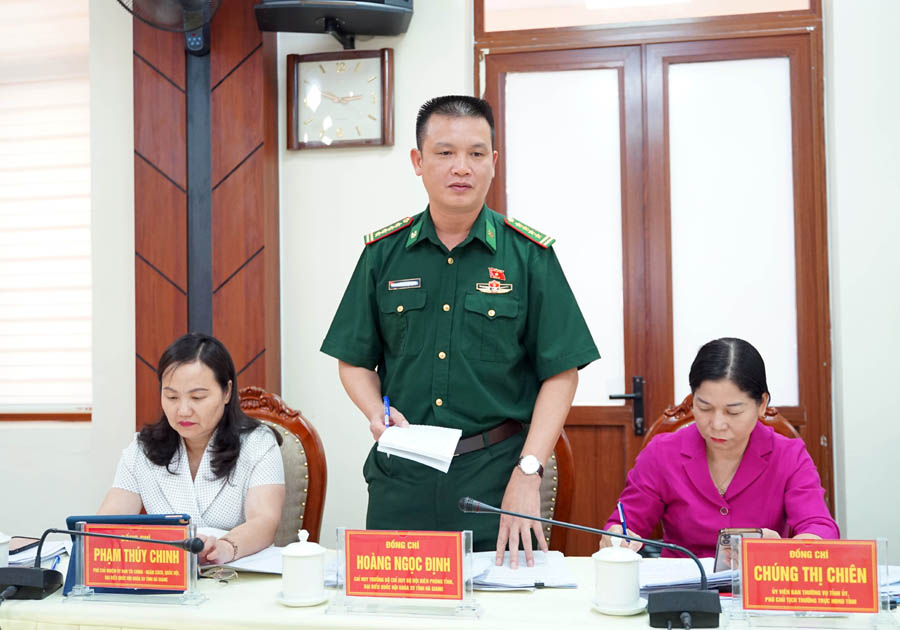 Đại tá Hoàng Ngọc Định, Chỉ huy trưởng BCH BĐBP tỉnh thảo luận tại buổi giám sát của Đoàn ĐBQH tỉnh với Sở TN&MT.
