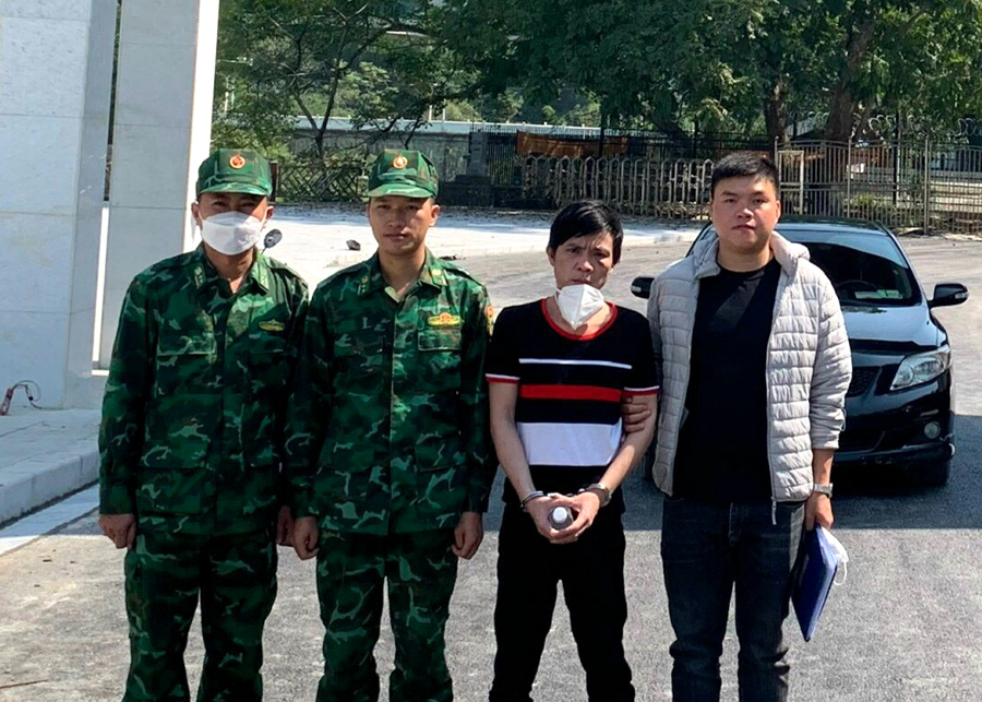 Lực lượng chức năng tiếp nhận đối tượng truy nã Nguyễn Văn Sinh tại Cửa khẩu Lý Vạn.

