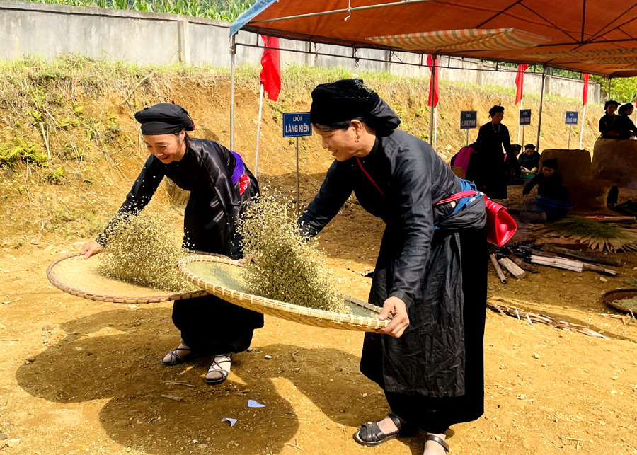 Hạt cốm sau khi giã sẽ được sàng sảy để loại bớt vỏ trấu rồi đem bỏ vào giã tiếp