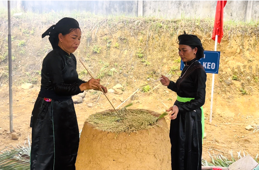 Công đoạn sấy cốm rất quan trọng, người dân phải chú ý đảo đều tay sao cho hạt cốm không cháy