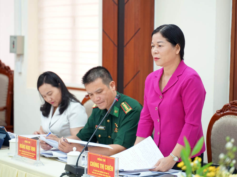 Phó Chủ tịch Thường trực HĐND tỉnh Chúng Thị Chiên thảo luận tại buổi giám sát của Đoàn ĐBQH tỉnh với Sở TN&MT.