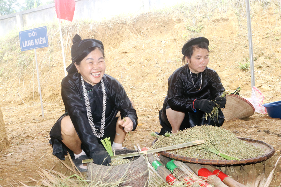 Theo bà Làng Thị Phiên (thôn Mịch B, xã Thuận Hoà), một người làm cốm lâu năm ở Thuận Hoà thì lúa làm cốm không được vò hay đập mà phải tuốt cẩn thận để hạt nếp không bị trầy, bị nát.