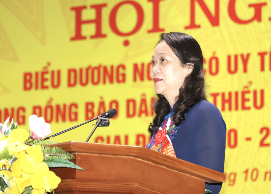 Thứ trưởng, Phó Chủ nhiệm Ủy ban Dân tộc Hoàng Thị Hạnh phát biểu chỉ đạo tại hội nghị

