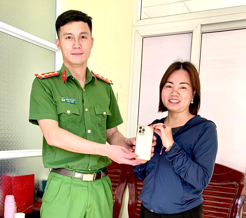 Chị Nguyễn Khánh Vân vui mừng nhận lại điện thoại từ anh Hoàng Văn Minh