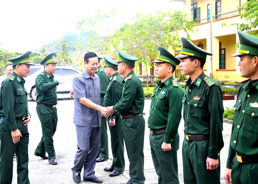 Chủ tịch UBND tỉnh Nguyễn Văn Sơn thăm cán bộ, chiến sỹ Đồn Biên phòng Tùng Vài.
