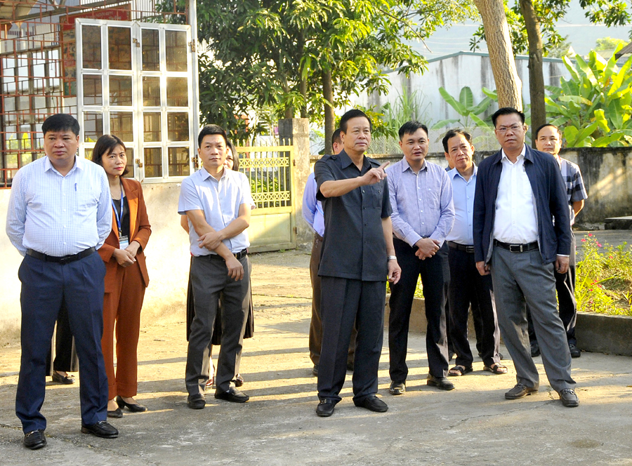 Chủ tịch UBND tỉnh Nguyễn Văn Sơn kiểm tra cơ sở vật chất điểm trường khu tái định cư Khu công nghiệp Bình Vàng của Trường Tiểu học Kim Đồng, thị trấn Vị Xuyên.