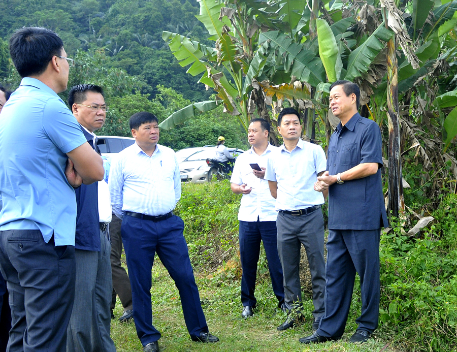 Chủ tịch UBND tỉnh Nguyễn Văn Sơn kiểm tra khu vực dự kiến đầu tư xây dựng nghĩa trang vĩnh hằng trên địa bàn xã Ngọc Linh.