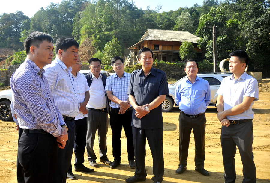 Chủ tịch UBND tỉnh Nguyễn Văn Sơn kiểm tra tiến độ triển khai dự án đường nội thị thị trấn Vị Xuyên.
