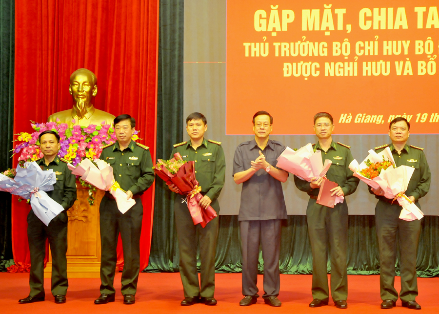 Chủ tịch UBND tỉnh Nguyễn Văn Sơn tặng hoa chúc mừng các đồng chí được nghỉ chế độ và bổ nhiệm chức vụ.
