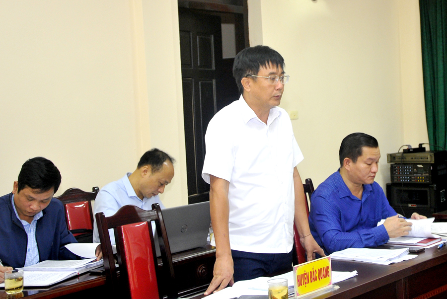 Chủ tịch UBND huyện Bắc Quang Phùng Viết Vinh báo cáo kết quả giải quyết kiến nghị của công dân.
