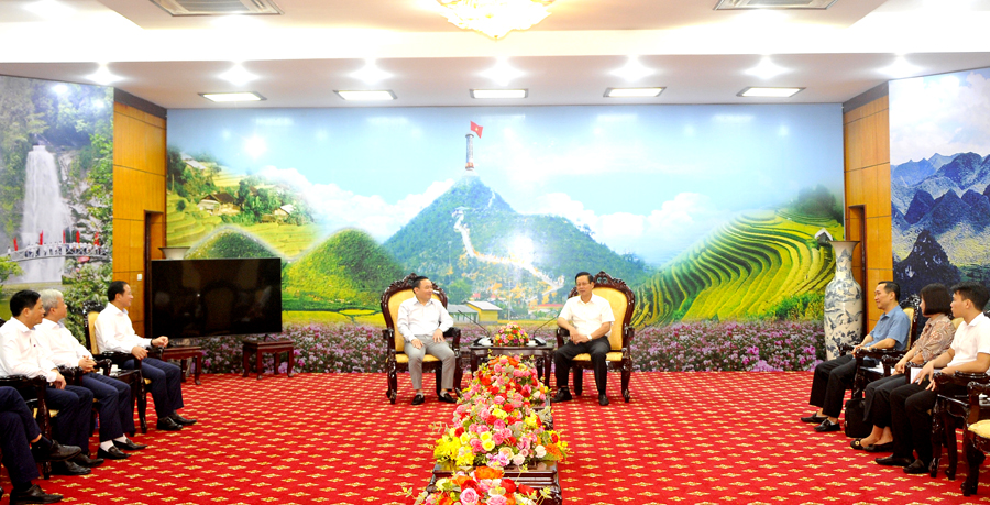 Chủ tịch UBND tỉnh Nguyễn Văn Sơn tiếp đoàn công tác Tập đoàn Xăng dầu Việt Nam.
