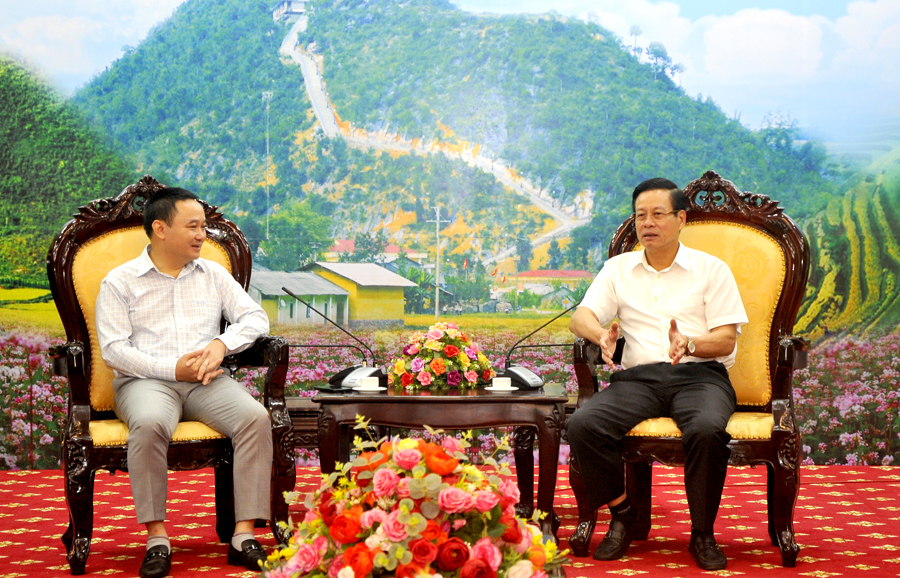 Chủ tịch UBND tỉnh Nguyễn Văn Sơn trao đổi với Tổng Giám đốc Tập đoàn Xăng dầu Việt Nam Đào Hải Nam.