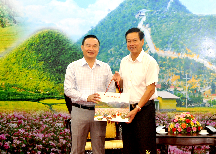 Chủ tịch UBND tỉnh Nguyễn Văn Sơn tặng Tổng Giám đốc Tập đoàn Xăng dầu Việt Nam Đào Hải Nam sản phẩm tiêu biểu của tỉnh.
