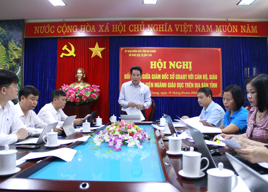 Giám đốc Sở GD&ĐT Nguyễn Thế Bình trả lời, giải đáp các vấn đề cán bộ, giáo viên quan tâm.
