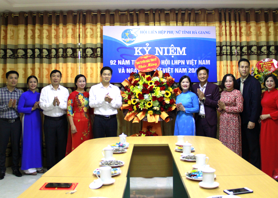 Trưởng Ban Tuyên giáo Tỉnh ủy Vũ Mạnh Hà chúc mừng Hội LHPN tỉnh nhân kỷ niệm 92 năm thành lập Hội LHPN Việt Nam và Ngày Phụ nữ Việt Nam 20.10.
