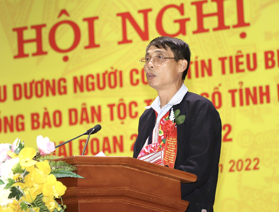Ông Đặng Chàn Hin, người có uy tín xã Xuân Minh (Quang Bình) tham luận tại hội nghị
