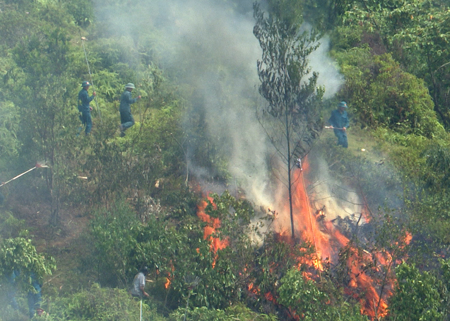 Lực lượng tại chỗ thôn Pà Vầy Sủ (Yên Thành) thực hành ứng phó cháy rừng và tìm kiếm cứu nạn.
