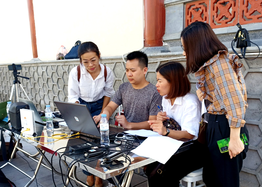 Chị Vừ Thị Mai Hương (ngoài cùng bên trái) tại buổi giới thiệu sản phẩm du lịch “Linh thiêng Vị Xuyên” bằng hình thức online.
