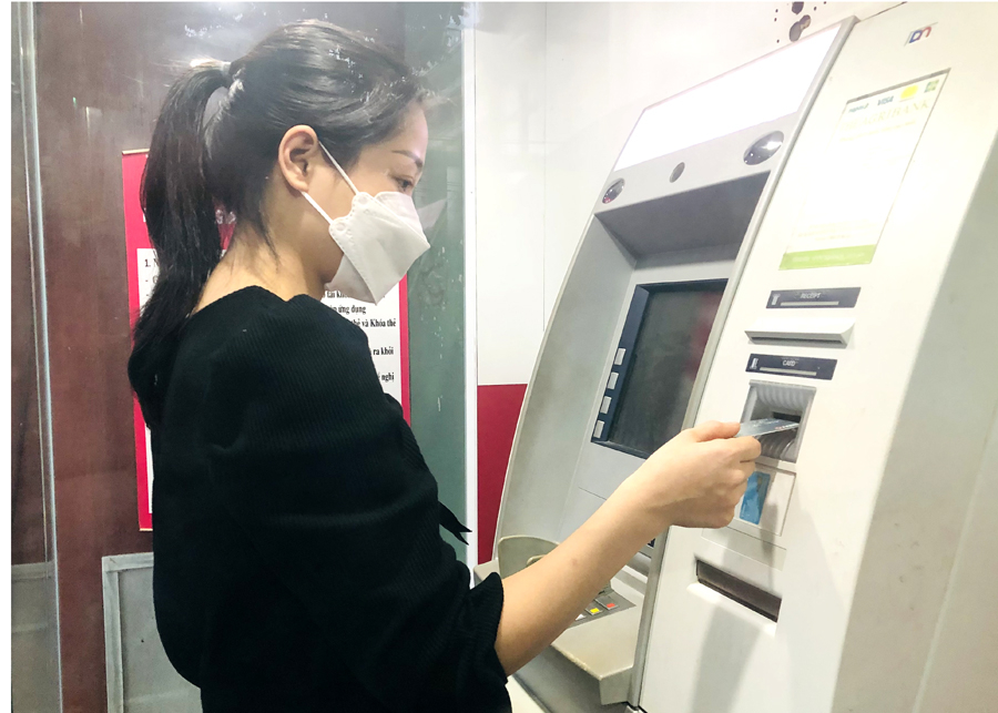 Khách hàng sử dụng thẻ ATM giao dịch không dùng tiền mặt tại Yên Minh.
