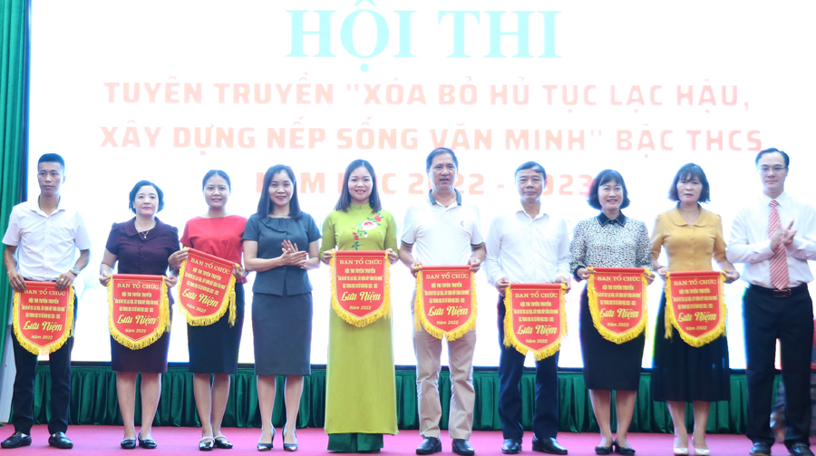 Ban Tổ chức trao cờ lưu niệm cho các trường THCS tham gia hội thi
