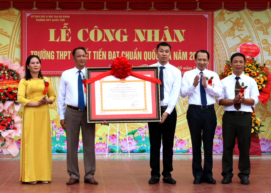 Phó Chủ tịch UBND tỉnh Trần Đức Quý trao Bằng công nhận đạt chuẩn Quốc gia cấp độ I cho tập thể Trường THPT Quyết Tiến