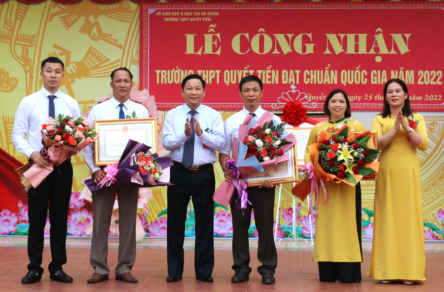 Phó Chủ tịch HĐND tỉnh Hoàng Văn Vịnh trao Bằng khen của UBND tỉnh cho các tập thể và cá nhân có thành tích xuất sắc trong xây dựng trường chuẩn Quốc gia