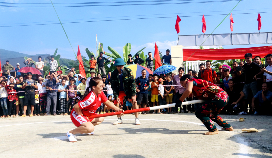 Bà con tham gia thi đẩy gậy tại lễ hội