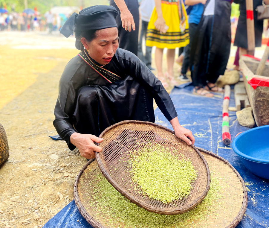 Cốm được sàng lại cẩn thận để cho ra những mẻ cốm có hương vị thơm ngon.