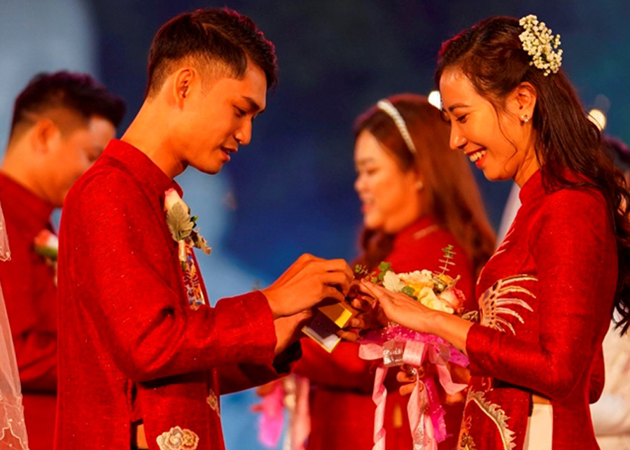 Các cặp đôi trao nhau nhẫn cưới tại sự kiện