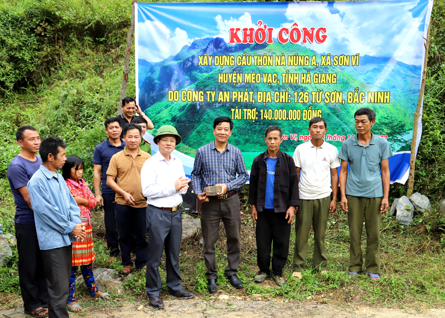 Chủ nhiệm UBKT Tỉnh ủy trao kinh phí hỗ trợ cho người dân thôn Nà Nũng A, xã Sơn Vĩ
