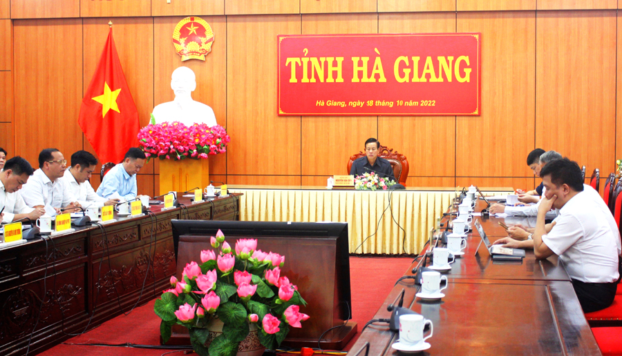 Chủ tịch UBND tỉnh Nguyễn Văn Sơn và các đại biểu dự họp tại điểm cầu Hà Giang.
