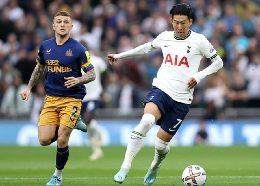 Son Heung-min đua tốc độ với đồng đội cũ Kierran Trippier trong trận đấu ở sân Tottenham ngày 23/10.