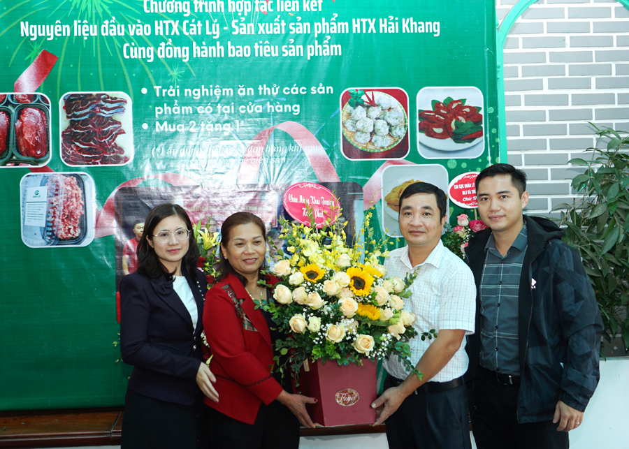 Đại diện Trung tâm Khuyến công - Xúc tiến Công thương tặng hoa, chúc mừng 2 HTX Cát Lý, Hải Khang