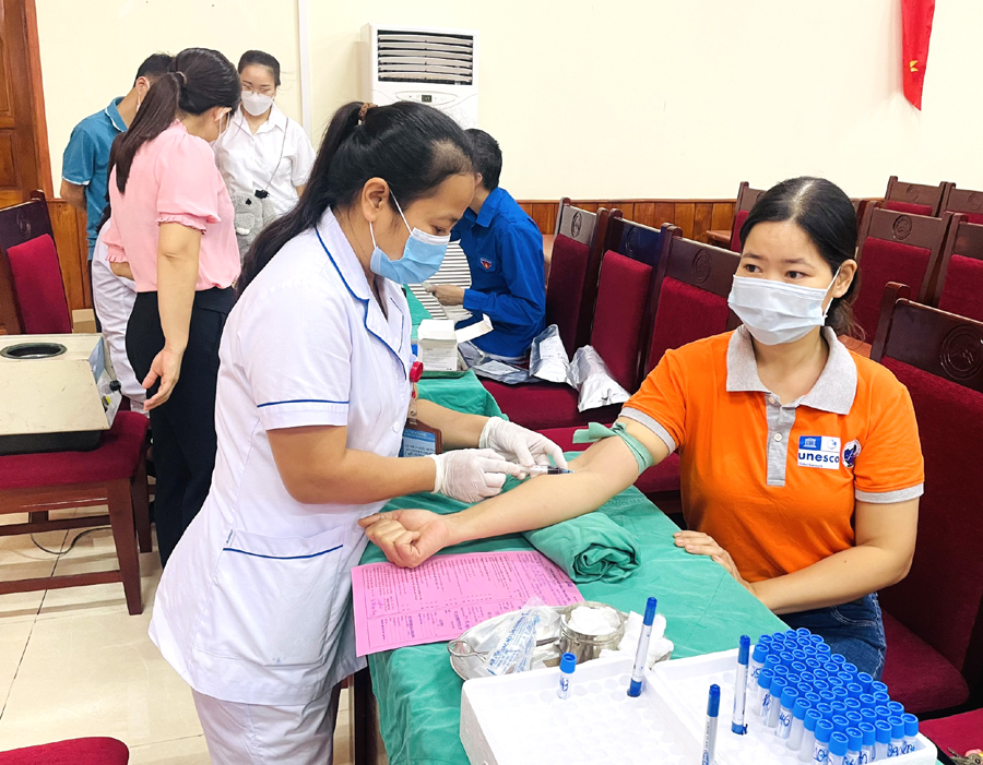 Các tình nguyện viên làm xét nghiệm trước khi hiến máu
