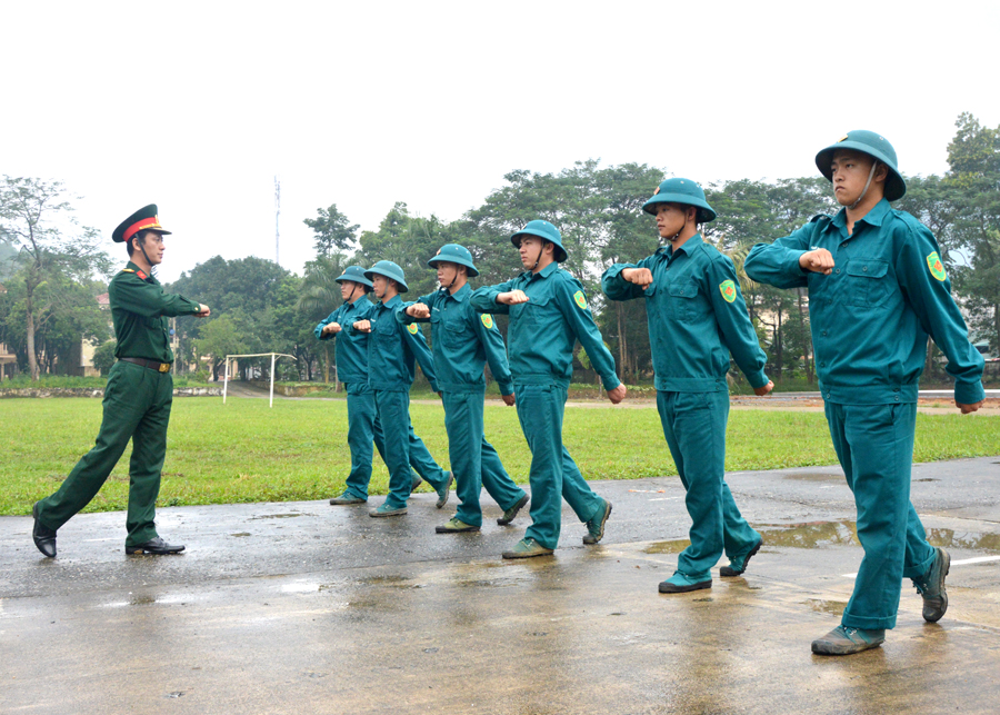Cán bộ Ban CHQS thành phố Hà Giang huấn luyện Điều lệnh đội ngũ cho dân quân.
