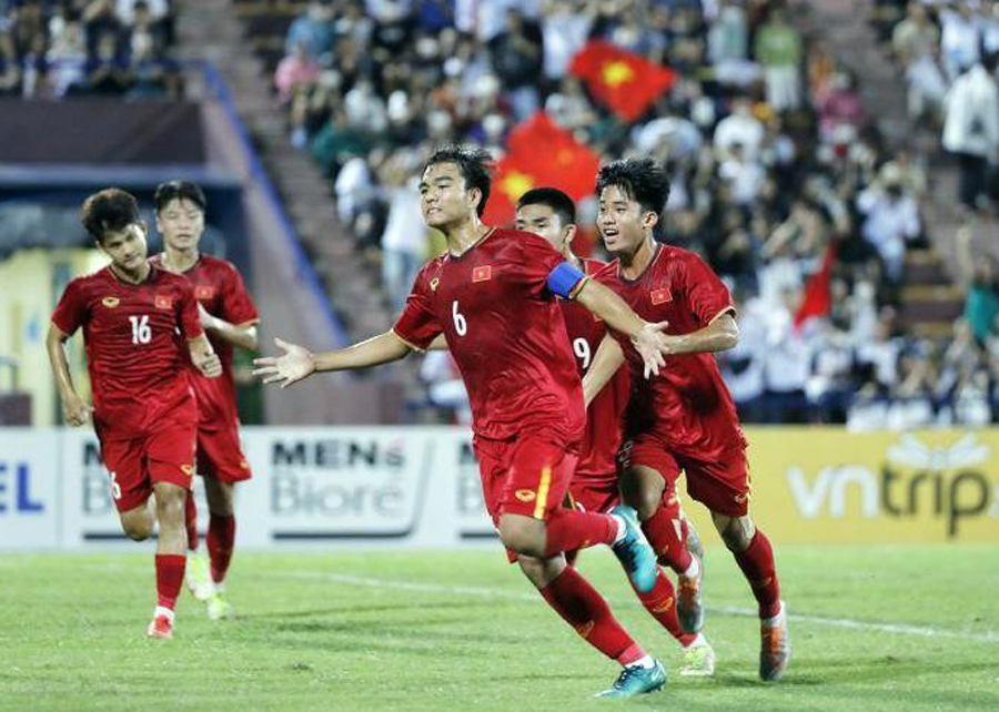 Công Phương (số 6) ghi bàn giúp U17 Việt Nam thắng đội tuyển U17 Thái Lan 3-0.